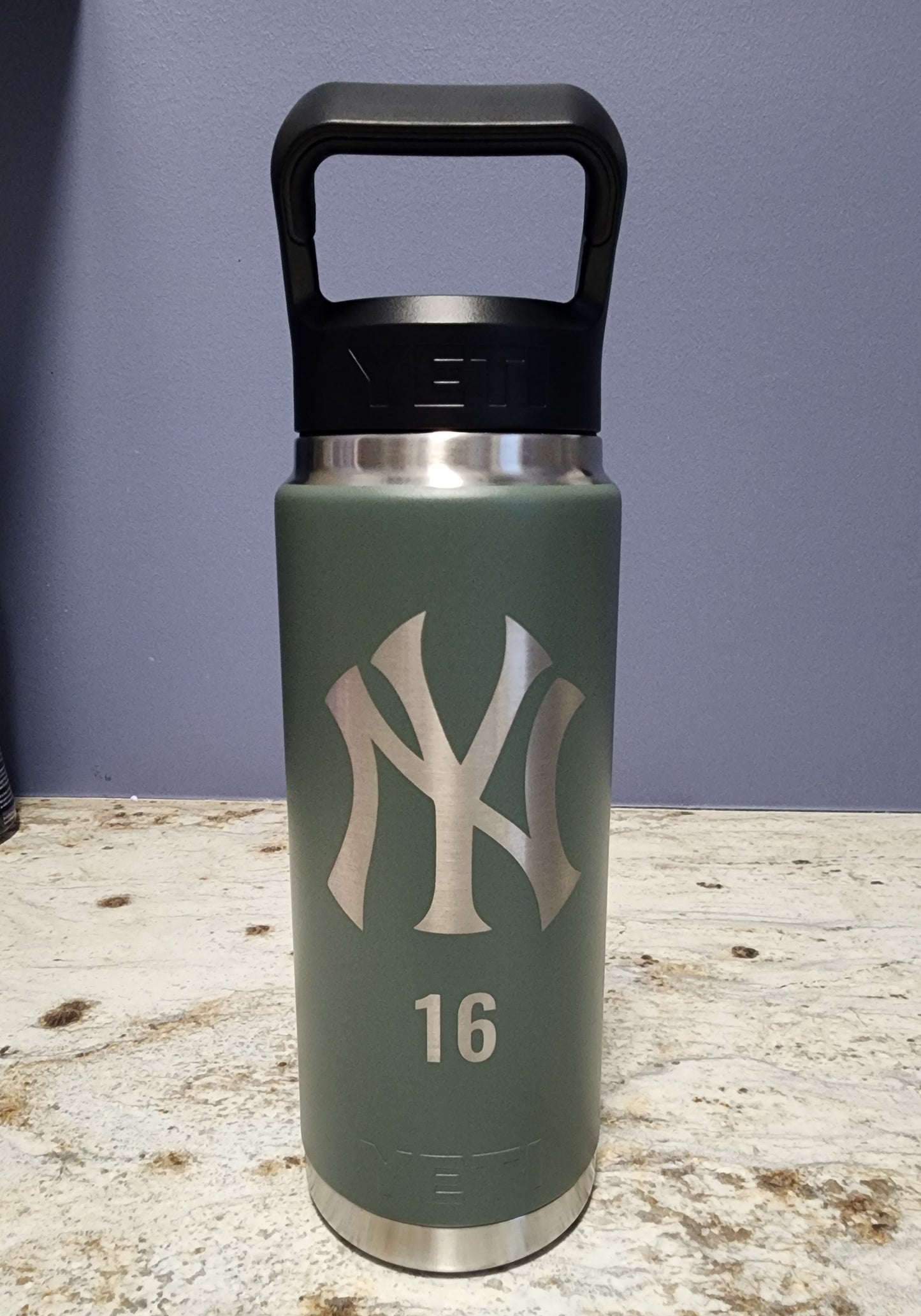 YETI Rambler Bottle 26 OZ W/ CHUG CAP